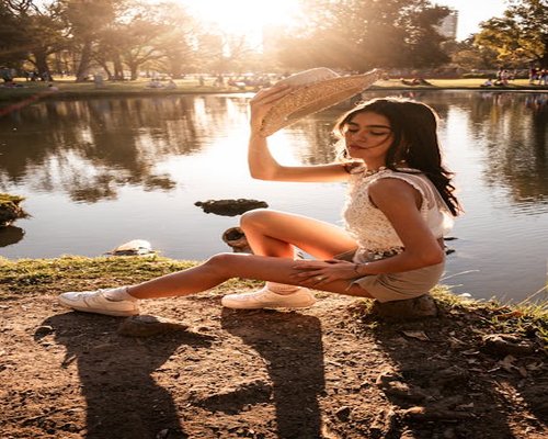 Persona relajada tomando aire fresco en un parque