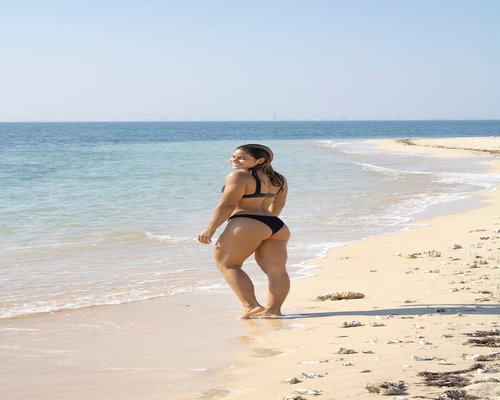 Persona estirando en la oficina cerca a una ventana